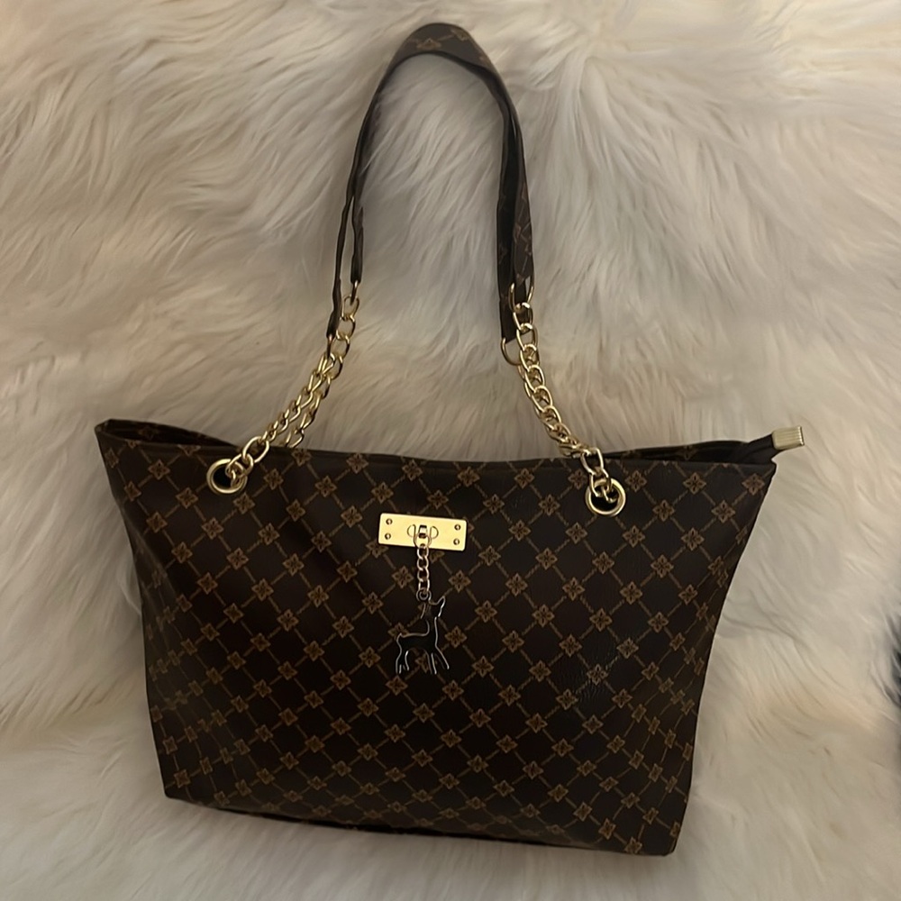 No name brand shoulder bag